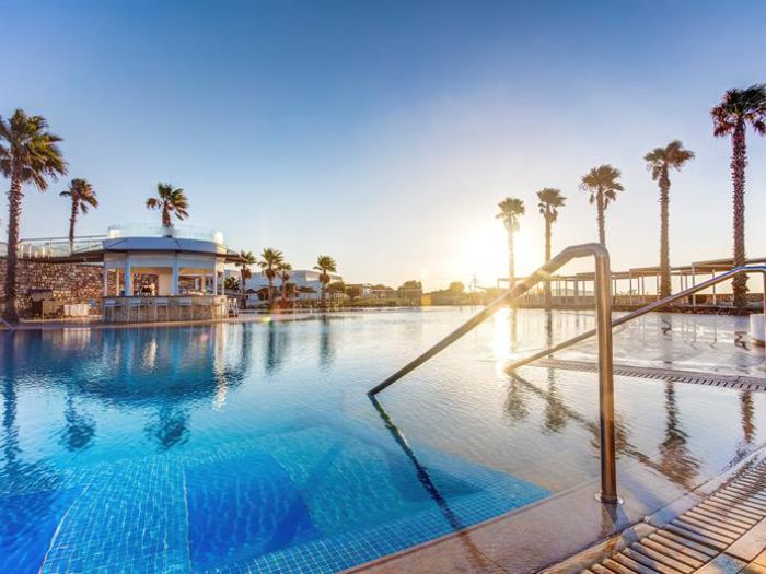 Hotel met zwembad aan zee