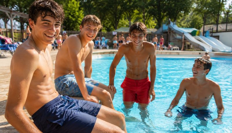 tieners in zwemshort bij het zwembad